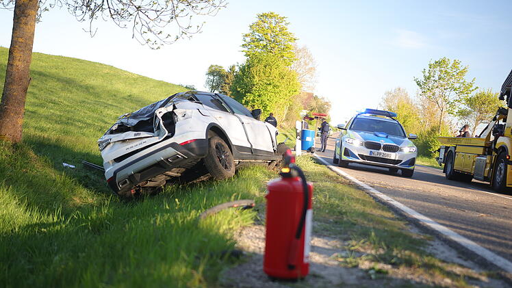 Auto kracht in Baum: 36-J&auml;hrige schwer verletzt