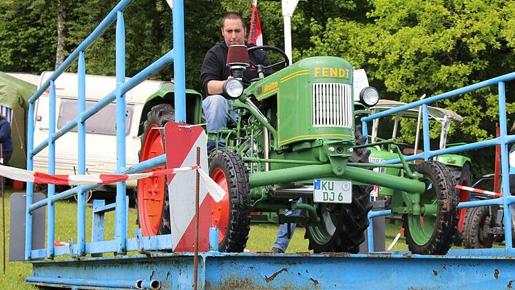 Stephan Teller aus Waldau versucht sich mit seinem 1954er Fendt auf der Wippe.