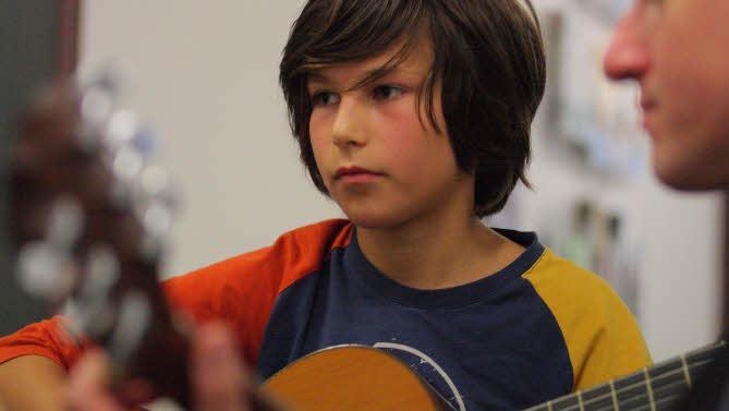 Volle Konzentration: Dem zehnjährigen Merlin Kapitz bescheinigt Fachmann Heiko Friedrich von Sempre Musica eine sehr gute Technik. Foto: Katja Nauer