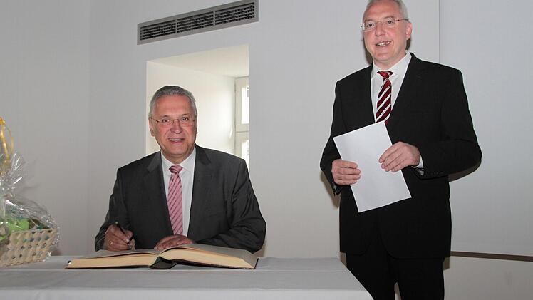 Innenminister Joachim Herrmann (links) trug sich ins Goldene Buch der Stadt ein. Bürgermeister Harald Hübner (rechts) Foto: Thomas Heuchling