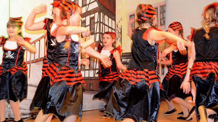 Die Kindertanzgruppe der "Minikels". Foto: Peter Rauch