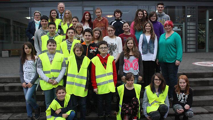 Ein erfreulich großes Kontingent neuer Streitschlichter, die jeweils zu viert eine Woche lang auf den beiden Pausenhöfen der Grund- und Hauptschule Münnerstadt zum Einsatz kommen, steht bereit. Rechts: Ausbilderin und Vertrauenslehrerin Ellen Erhard; links oben: Rektorin Ulrike von der Tann und Bürgermeister Helmut Blank. Foto: Arnold Nöth