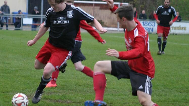 Johannes Fischer (links) hat sich als Spielertrainer mit dem TV Ebern in der vergangenen Saison in der Bezirksliga Oberfranken West bestens geschlagen.