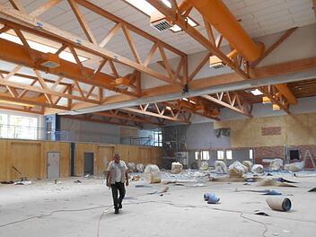 Hausmeister Thomas Wellein inspiziert die neueste Baustelle der Ebracher Realschule. Foto: privat