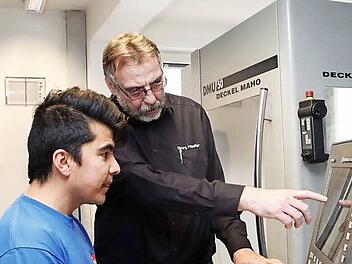 Atiq Abkari aus Afghanistan lernt bei Lasco Industriemechaniker und fühlt sich dort sehr wohl, wie er sagt. Der 22-Jährige hat eine Aufenthaltserlaubnis und kann in einer eigenen Wohnung leben. Rechts Lasco-Ausbildungsleiter Georg Pfeuffer. Foto: IHK zu Coburg