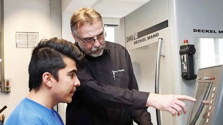 Atiq Abkari aus Afghanistan lernt bei Lasco Industriemechaniker und fühlt sich dort sehr wohl, wie er sagt. Der 22-Jährige hat eine Aufenthaltserlaubnis und kann in einer eigenen Wohnung leben. Rechts Lasco-Ausbildungsleiter Georg Pfeuffer. Foto: IHK zu Coburg