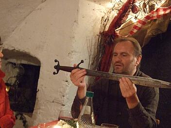 Ein Keltenschwert zeigt Helmut Vorndran. Der Schriftsteller entführte rund 25 Interessierte bei einer Lesung der Kreisarbeitsgemeinschaft in Greßthal in die Welt der Kelten.  Foto: Charlotte Wahler