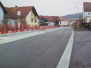 Das Bild zeigt die Hauptstraße nach dem neuen Gehwegausbau. Repro: Heidi Amon
