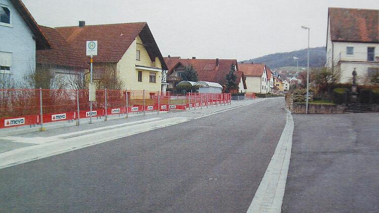 Das Bild zeigt die Hauptstraße nach dem neuen Gehwegausbau. Repro: Heidi Amon