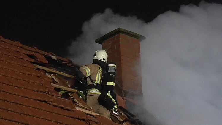 Bei einem Brand am Sonntagabend in Haßfurt kam es zu einem Großaufgebot von Rettungskräften. Foto: NEWS5 / Licha