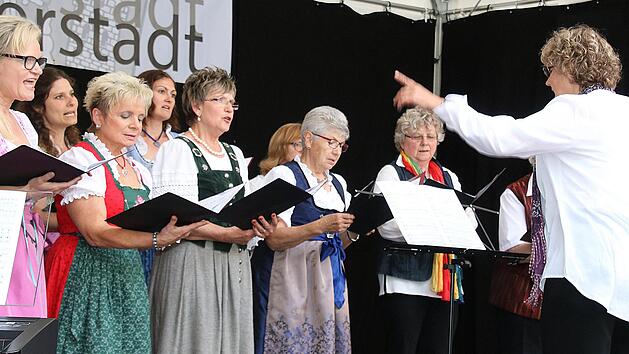 Chorleiterin Annemarie Kreuzer (rechts) war beim "musikalischen  Weinschloss" stark gefordert, denn sie dirigierte nicht nur den M&auml;nner-,  sondern auch den Frauenchor der Liedertafel M&uuml;nnerstadt. Foto: Dieter Britz