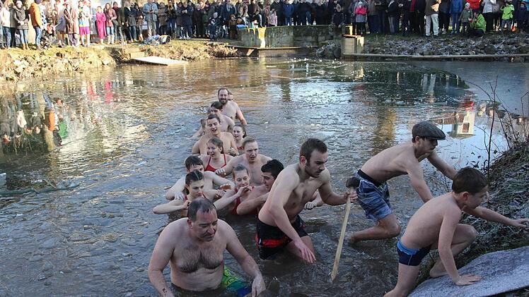 Impressionen vom Neujahrsschwimmen in Stöppach (Gemeinde Untersiemau, Landkreis Coburg)Michael Stelzner