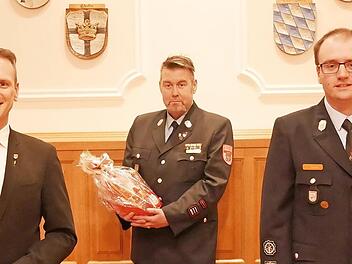 Das Bild zeigt (von links) Torsten Büchner (Kreisbrandmeister), Bürgermeister Mario Götz, Rainer Wanitschka (bish. Kommandant), Lukas Zwecker (1. Kommandant Oberthulba), Matthias Zwecker (2. Kommandant Oberthulba).