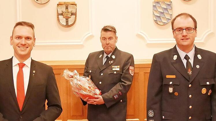 Das Bild zeigt (von links) Torsten Büchner (Kreisbrandmeister), Bürgermeister Mario Götz, Rainer Wanitschka (bish. Kommandant), Lukas Zwecker (1. Kommandant Oberthulba), Matthias Zwecker (2. Kommandant Oberthulba).