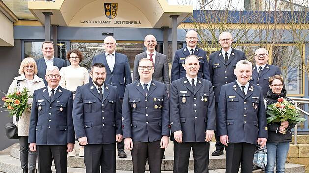 Landrat Christian Mei&szlig;ner (hinten Mitte) und Kreisbrandrat Timm Vogler (hinten rechts) verabschiedeten Kreisbrandinspektor Hermann Schuberth (2.v.re.) und Kreisbrandmeister Richard Dumsky (links). Oliver Schardt (vorne, 3.v.re.) wurde zum Kreisbra...