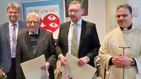 Horst Wunder (Zweiter von links) und Udo Simon (Dritter von links) wurden für langjährige Organistentätigkeit in Nordhalben ausgezeichnet. Mit im Bild Pfarrer Richard Reis und Kirchenpfleger Markus Pötzl.