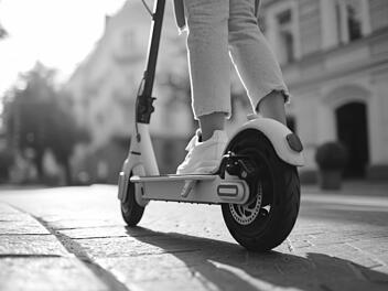 Ansbach: Jugendliche auf E-Scooter mit ungültigem Kennzeichen erwischt - 18-Jähriger unter Drogen