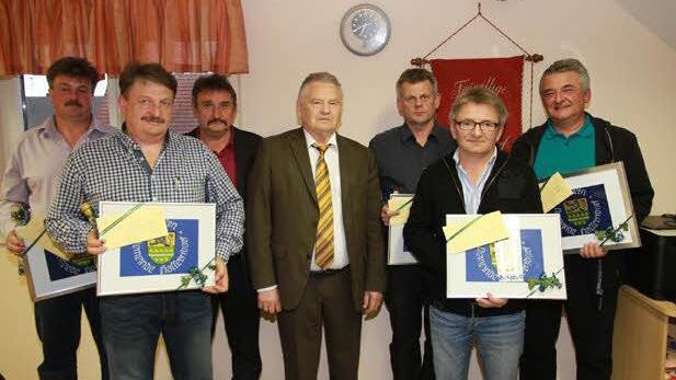 Die Verabschiedung der Gemeinderäte (v. l.): 3. Bürgermeister Alfred Dormann, Raimund Lunz, Zweiter Bürgermeister Sebastian Schwarzmann, Bürgermeister Heribert Weber, Walter Düsel, Werner Schwarzmann, Edgar Utzmann.