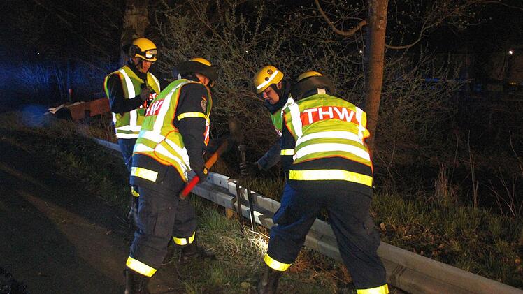 Das THW befestigte die Leitplanke provisorisch.  Foto: Friedwald Schedel