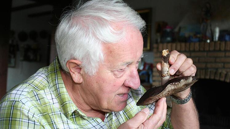 Er riecht nicht angenehm, stellt Hans Krautblatter fest. Foto: Evi Seeger