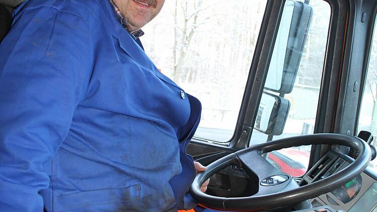 Gerhard Grziwa fährt seit 26 Jahren Räumdienst - meistens im 26 Tonnen schweren MAN-Fahrzeug.