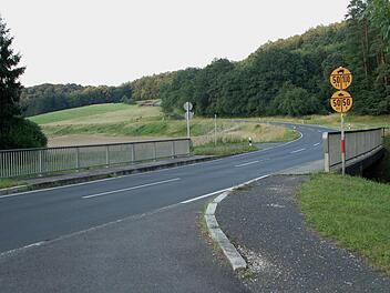 An der Brücke nahe der Schlossmauer von Gleisenau ist der Baubeginn ab 1. September für den Bauabschnitt von Gleisenau bis zur Kurve nach Schönbrunn, der bis Dezember fertig sein soll. Foto: Günther Geiling