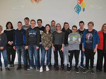 Über ein unfallfreies Schuljahr und engagierteTätigkeit bei Wind und Wetter freuen sich die Schülerlotsenbetreuerinnen Petra Georg und Dagmar Mayer-Balling mit Ian Seith, Paul Klöffel, Justin Vogler, Noah Schroller, Jana Groten, Maike Hein, Patricia Pickel, Lea Heusinger, Maurice Wedler, David Schmidt, Jan Beck und Rektorin Freifrau Ulrike von und zu der Tann. Foto: Manfred Mellenthin