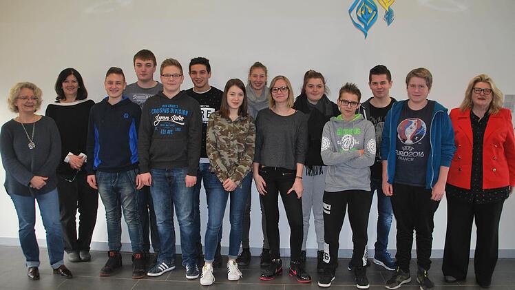 Über ein unfallfreies Schuljahr und engagierteTätigkeit bei Wind und Wetter freuen sich die Schülerlotsenbetreuerinnen Petra Georg und Dagmar Mayer-Balling mit Ian Seith, Paul Klöffel, Justin Vogler, Noah Schroller, Jana Groten, Maike Hein, Patricia Pickel, Lea Heusinger, Maurice Wedler, David Schmidt, Jan Beck und Rektorin Freifrau Ulrike von und zu der Tann. Foto: Manfred Mellenthin