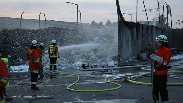 Am N&uuml;rnberger Hafen ist es am Sonntagabend zu einem Brand gekommen. Gelbe S&auml;cke waren in Brand geraten. Foto: NEWS5 / Friedrich