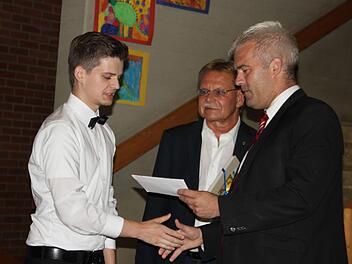 Simon Reitz (links) schloss die FOS am Rennsteig als Bester ab. Er kann sich über eine Belohnung in Höhe von 1000 Euro freuen. Mit im Bild der weitere Stellvertreter des Landrates, Wolfgang Beiergrößlein (Mitte), und der Projektleiter und Ludwigsstädter Bürgermeister Timo Ehrhardt. Fotos: Veronika Schadeck