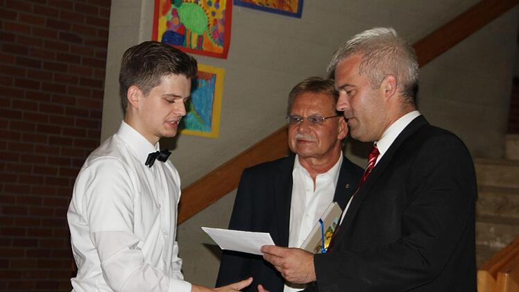 Simon Reitz (links) schloss die FOS am Rennsteig als Bester ab. Er kann sich über eine Belohnung in Höhe von 1000 Euro freuen. Mit im Bild der weitere Stellvertreter des Landrates, Wolfgang Beiergrößlein (Mitte), und der Projektleiter und Ludwigsstädter Bürgermeister Timo Ehrhardt. Fotos: Veronika Schadeck