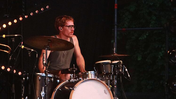 Krachledernes Outfit, mitreißend laute Beats: LaBrassBanda begeistert in Tambach . Foto: Jochen Berger