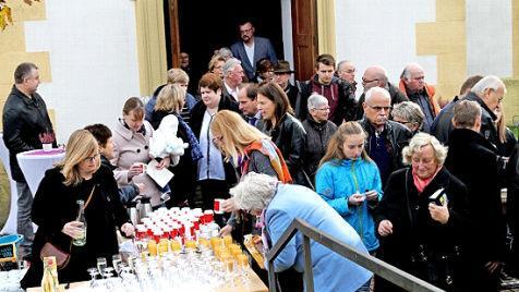 Anlässlich des Festes gab es dann einen Empfang mit Bewirtung auf dem Vorplatz der Kirche.