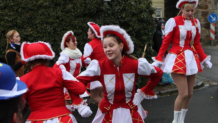 Fesch und gut in Schwung waren die Gardemädchen aus Junkersdorf.