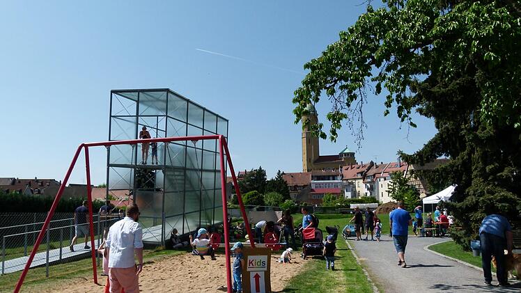 Anziehungspunkt war der Aussichtsturm auf der Böhmerwiese mit dem freien Blick auf das Gärtnerland.                 Fotos: Marion Krüger-Hundrup