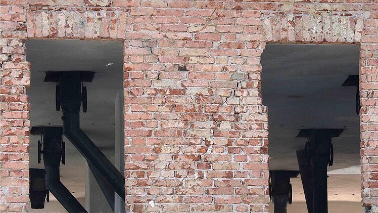 Durch die leeren Fensterh&ouml;hlen des fr&uuml;heren Getreidelagers sind die Rohre zu erkennen, durch die der Speicher geleert werden konnte. Foto: Christoph Winter