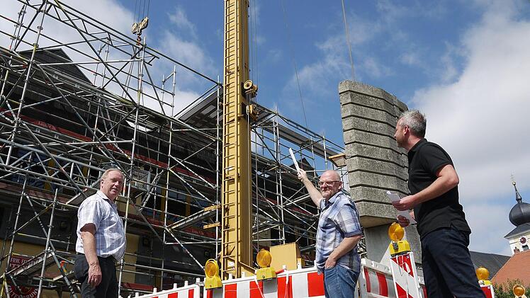 Alles wird neu:  Große Teile der Dachkonstruktion der Kaltenbrunner Itzgrundhalle werden entfernt und neu aufgebaut. Werner Thomas,  Dieter Scherbel und Dirk Ruppenstein  (von links) sind  nach dem Besichtigungstermin zufrieden mit dem Fortgang der Bauarbeiten.- Foto: Berthold Köhler
