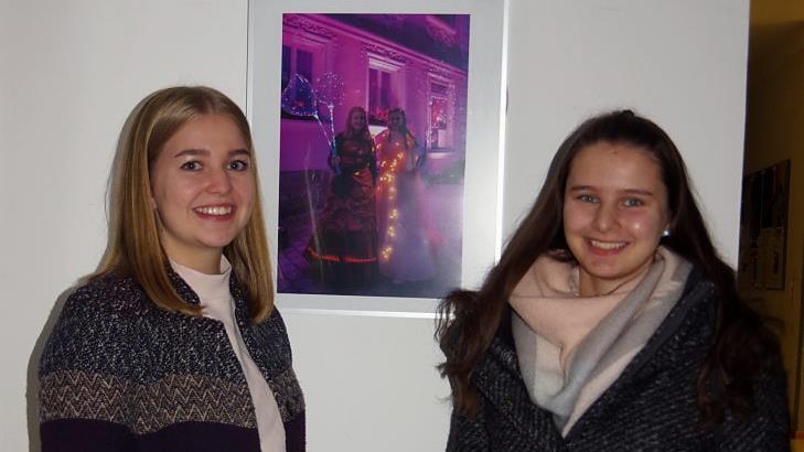 Die "Leucht-Maadla" (von links) Annika und Eva wollen 2020 wieder mit dabei sein, dann -  inklusive Verstärkung -   als "Trio".Heike Schülein