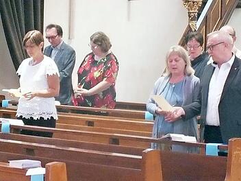 Mit gebührendem Abstand feierten die Jubilare den 50. Jahrestag ihrer Erstkommunion. Foto: Manfred Welker