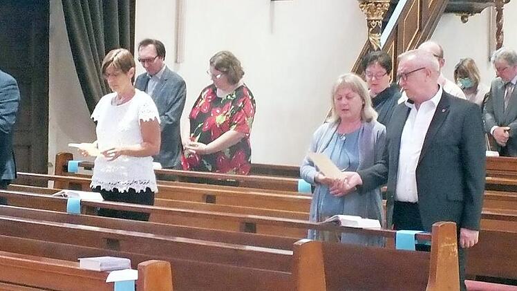 Mit gebührendem Abstand feierten die Jubilare den 50. Jahrestag ihrer Erstkommunion. Foto: Manfred Welker