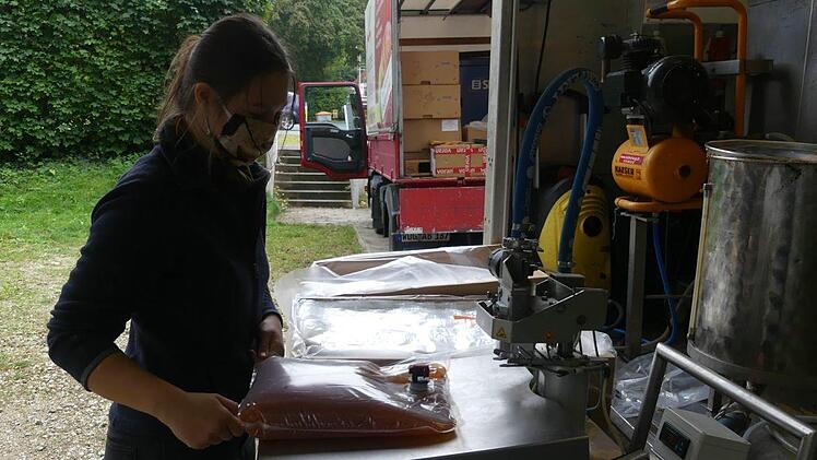 Der Saft wird in "Bag in Box"-Behältnisse abgefüllt.    Foto: Manfred Welker