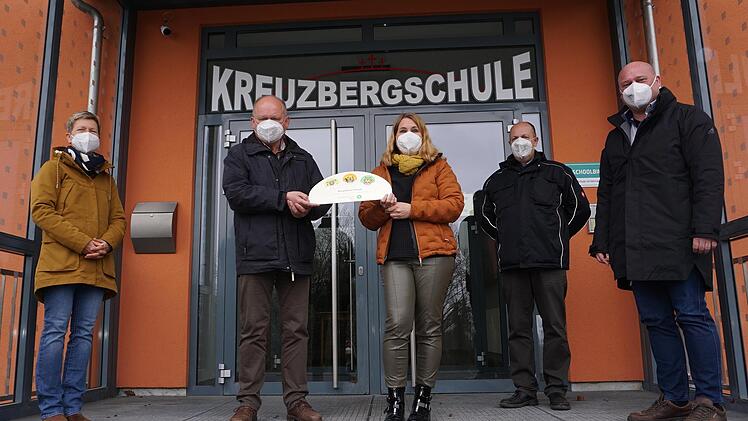 Die Kreuzberg-Grund- und Mittelschule ist Biosphärenschule. Der Titel wird mit einer Plakette am Schulhaus künftig zu sehen sein. Das Bild zeigt (von links)  stellvertretende Schulleiterin Claudia Zimmermann, Michael Geier (Biosphärenreservat), Schulleiterin Stefanie Mott, Michael Dohrmann   (Leiter Biosphärenzentrum Haus der Langen Rhön, Oberelsbach) und Bürgermeister Georg Seiffert.