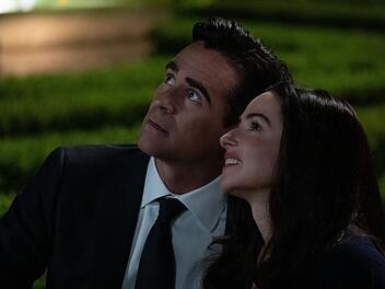 John Sugar (Colin Farrell) und seine mysteri&ouml;se Hotel-Bekanntschaft (Laura Donnelly) blicken zu den Sternen. F&uuml;r John ist der Blick nicht nur ein romantischer Akt, sondern mit Gef&uuml;hlen rund um Verlust und pers&ouml;nlichen Erinnerungen verkn&uuml;pft.