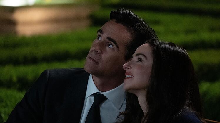 John Sugar (Colin Farrell) und seine mysteri&ouml;se Hotel-Bekanntschaft (Laura Donnelly) blicken zu den Sternen. F&uuml;r John ist der Blick nicht nur ein romantischer Akt, sondern mit Gef&uuml;hlen rund um Verlust und pers&ouml;nlichen Erinnerungen verkn&uuml;pft.