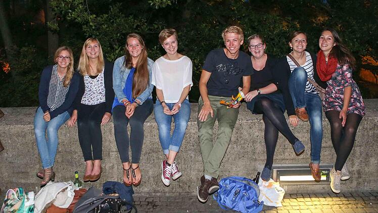 Abhängen auf der Unteren Brücke - viele junge Leute wollen sich das nicht mehr nehmen lassen. Foto: Riegerpress