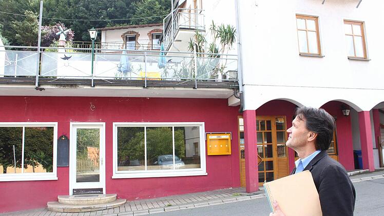 Rechtsanwalt Thomas Hofmann ist nach wie vor davon überzeugt, dass sich das ehemalige Terrassenhotel Nenninger in Wirsberg als Unterkunft für Asylsuchende eignen würde. Foto: Jürgen Gärtner