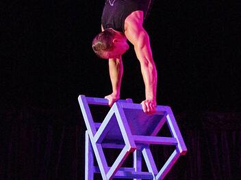 Auf den Sektflaschen stapelt Roberto Frank insgesamt sieben Stühle.