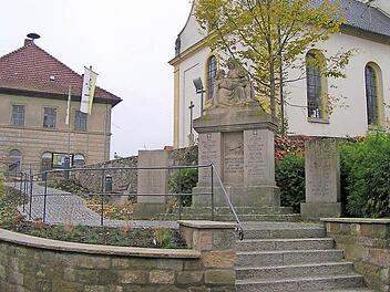 Der neue Aufgang an der Krumer Kirche bietet mehr Sicherheit und wertet das Umfeld das Gotteshaus auf. Links steht das alte Schulhaus, das viele Krümler saniert haben möchten. Aber das Projekt lässt sich nicht so einfach realisieren. Foto: Wolfgang Ortloff