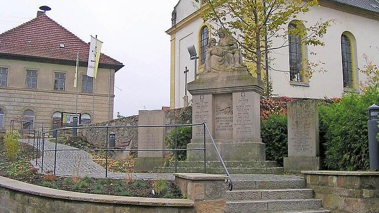 Der neue Aufgang an der Krumer Kirche bietet mehr Sicherheit und wertet das Umfeld das Gotteshaus auf. Links steht das alte Schulhaus, das viele Krümler saniert haben möchten. Aber das Projekt lässt sich nicht so einfach realisieren. Foto: Wolfgang Ortloff