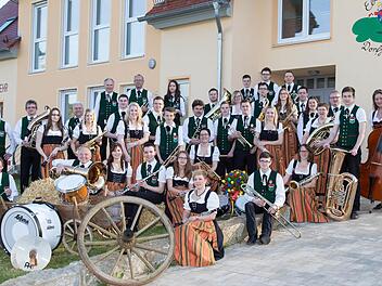 Die komplette Ebersbacher Blaskapelle hat Aufstellung genommen. Heuer feiert die Gruppe ihren 30. Geburtstag. Fotos: privat